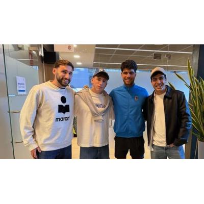 Moncayola y Víctor Muñoz cambian el fútbol por el tenis y le dan suerte a Carlos Alcaraz