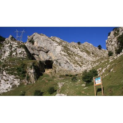 El túnel natural que atraviesa una montaña y une dos provincias a 15 minutos de Navarra