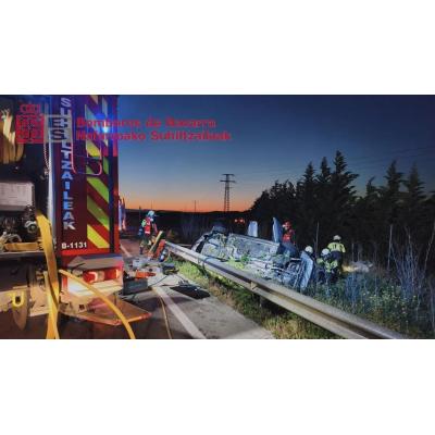 Un herido tras el choque de dos vehículos que ha cortado la carretera en Caparroso