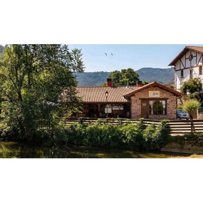 El restaurante de un pueblo de Navarra que conquista por su gorrín asado, los postres caseros y un entorno único