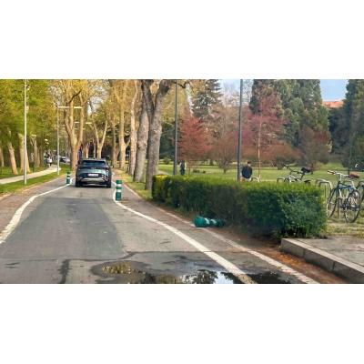 Los bolardos de Asiron ya están por los suelos en la carretera más polémica de Pamplona