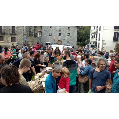 El regreso de un mercado itinerante a una localidad del norte de Navarra, con cata de quesos incluida