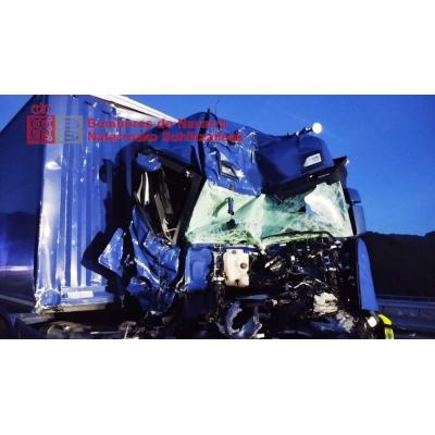 Un herido en el accidente de un camión en Areso que moviliza a bomberos y ambulancias en la A-15
