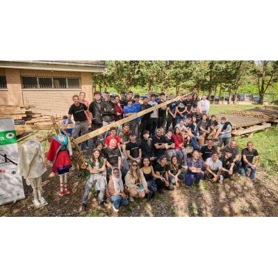 La almadía fabricada por estudiantes de Pamplona que bajará el río Esca en Burgui