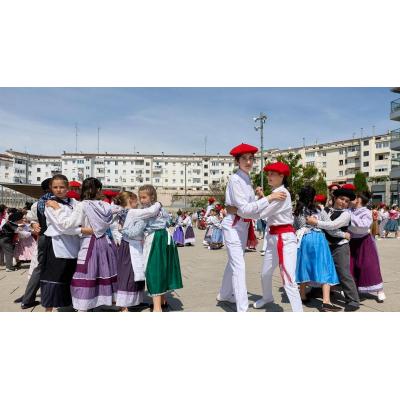Oberena llena el barrio de dantzaris txikis