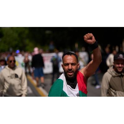 Manifestación en protesta por el desalojo de inmigrantes de Aranzadi al grito de "¡Asiron, danos solución!"
