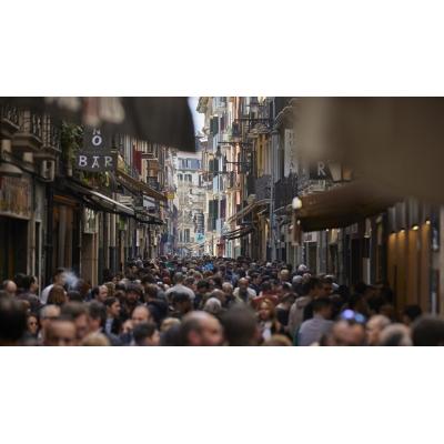 Pamplona cambia la norma para eximir de la doble puerta a los bares sin música