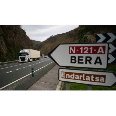Atascos de más de un kilómetro en la N-121-A por obras en las rotondas de Behobia