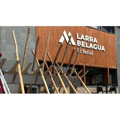 Larra-Belagua cierra una temporada récord de nieve, que relevan los pastores del valle