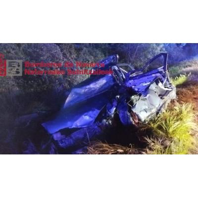 Un hombre de 54 años herido tras salirse de la carretera esta madrugada en un pueblo de Navarra
