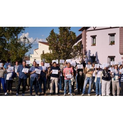 Vecinos de Beriáin se concentran para protestar ante la okupación de dos viviendas por parte de la misma familia