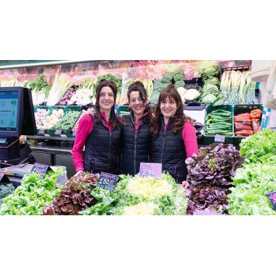 Las tres hermanas que mantienen vivo en Pamplona el puesto que abrieron sus padres: "Hemos crecido entre cajas y madrugones"