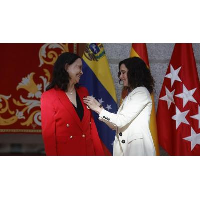 Ayuso erige a Corina Machado como "presidenta" frente al "guateque" socialista
