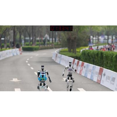 Robots humanoides rebajan en casi dos horas el tiempo del año pasado en la media maratón de Pekín