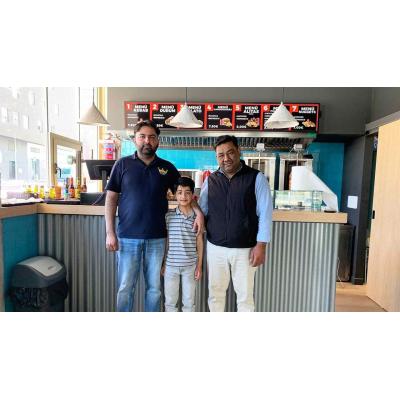 Los hermanos que rompen esquemas en Sarriguren con la oferta de pollo asado para llevar a casa