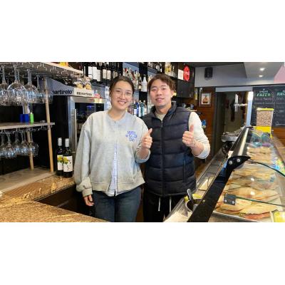 La joven pareja que le da aire nuevo a un bar de toda la vida en Pamplona: "Lo mejor son los fritos de gamba"