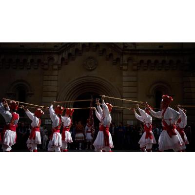 Duguna y los Danzantes de San Lorenzo bailan en recuerdo de dos dantzaris fallecidos