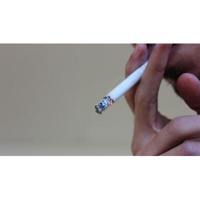 Reino Unido aprueba una ley para prohibir fumar de por vida a los nacidos después del 2008