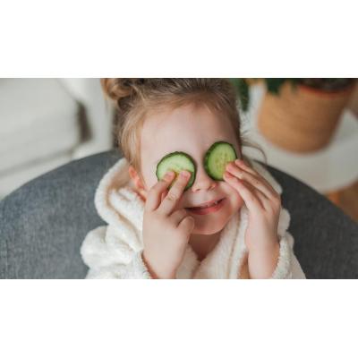Las expertas coinciden: así puede afectar a las niñas usar cremas antiedad y sérums