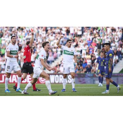 El Elche se beneficia de la Champions y de la expulsión de Almada