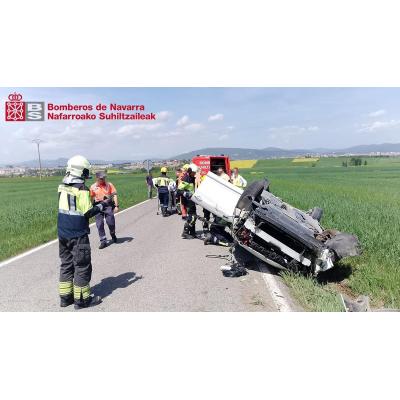 Herido un conductor de 61 años tras sufrir una salida de vía con vuelco en Esparza de Galar