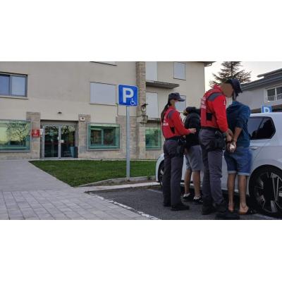 Un control rutinario en un pueblo de Navarra termina con dos detenidos por hurto y un botín de origen dudoso en el vehículo