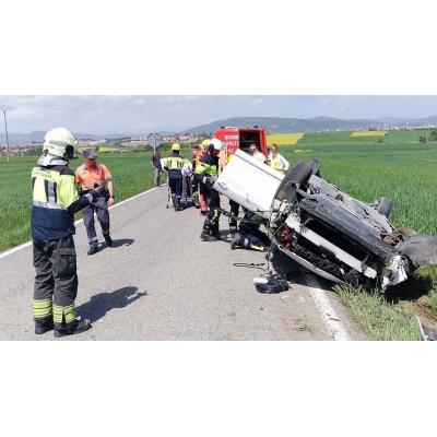 Impactante accidente en Navarra: un vehículo vuelca y su conductor acaba hospitalizado