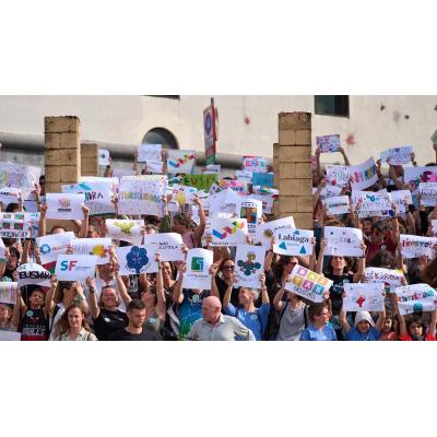Fotos de la protesta convocada por la Federación de Ikastolas de Navarra frente al Departamento de Educación