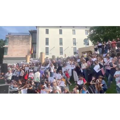 Vídeo: protesta convocada por la Federación de Ikastolas de Navarra frente al Departamento de Educación