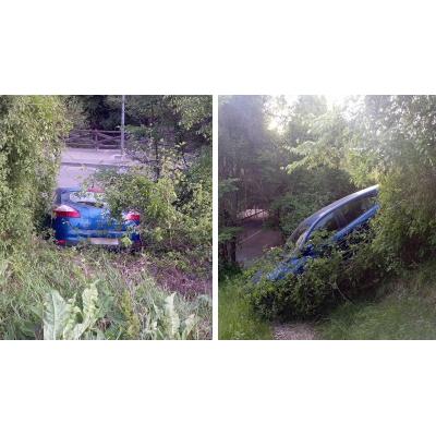Ojo con aparcar el coche mal: a punto de caer al río Arga