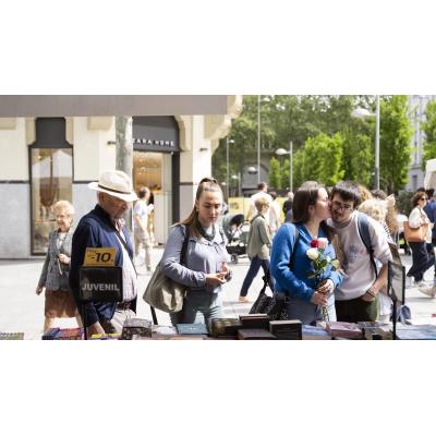 Fotos de la feria en Pamplona con motivo del Día del Libro 2026