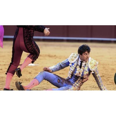 El torero Roca Rey, corneado de gravedad en Sevilla, pasará a planta en las próximas horas