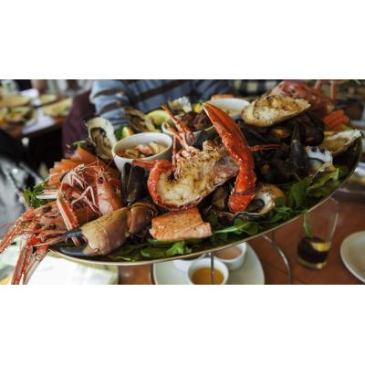 Bogavantes, percebes y pulpo: la fiesta de marisco que llega a Pamplona con botella de vino gratis