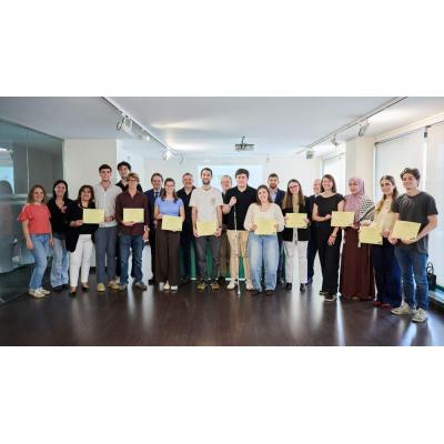 Quince estudiantes de Derecho reciben en Pamplona un diploma por sus asesorías en la Casa de la Juventud