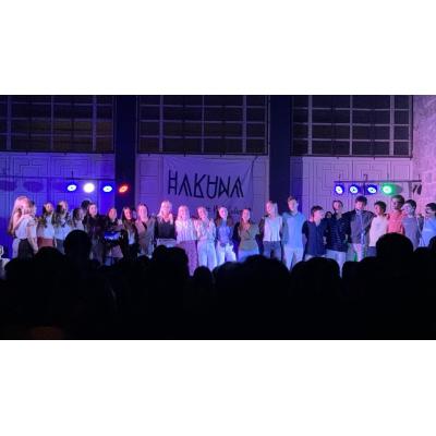 Cuatrocientos jóvenes cantan, bailan y rezan con Hakuna en Pamplona