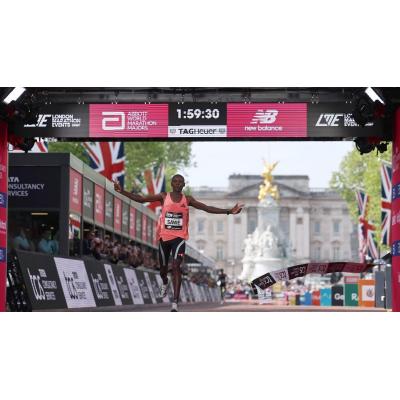 El keniano Sabastian Sawe bate el récord del mundo y rompe la barrera de las dos horas en el maratón de Londres