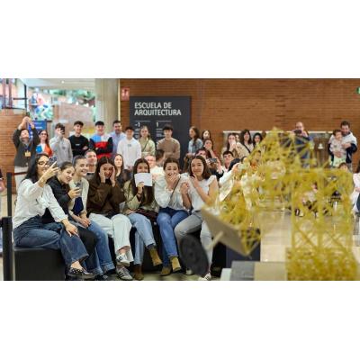 Fotos del Concurso de construcción de estructuras con espaguetis en la Escuela de Arquitectura de la UNAV