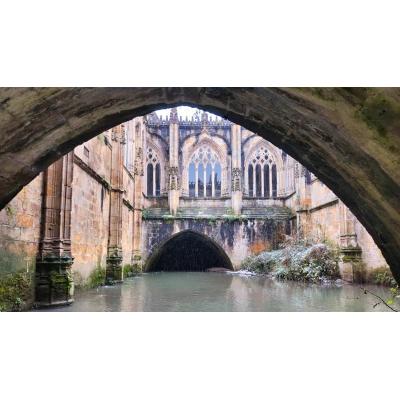 El único claustro de España suspendido sobre un río se esconde a 100 kilómetros de Pamplona