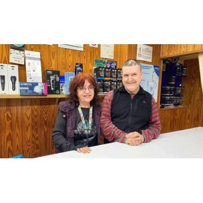 Los hermanos de Pamplona que arreglan en su tienda lo que muchos tiran: “Hay gente buena y aguantas por eso”