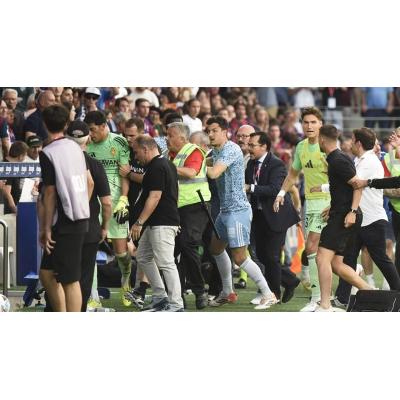 Las imágenes de la vergüenza: puñetazo del meta del Zaragoza a un jugador del Huesca