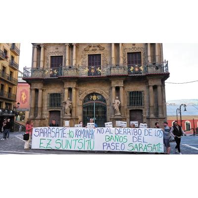 El cierre de los baños públicos del Paseo de Sarasate agravará un problema que ya sufre el Casco Viejo
