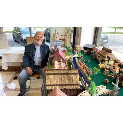La sorprendente maqueta de un navarro de 77 años en una panadería de Pamplona: "Me ha costado seis meses"