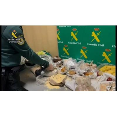 Sorpresa en el control del Aeropuerto de Pamplona: más de 30 kilos de alimentos prohibidos y 600 pastillas