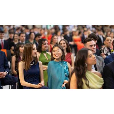 Lleno absoluto y emoción en la UPNA: más de 2.000 personas celebran la graduación de la nueva hornada de economistas