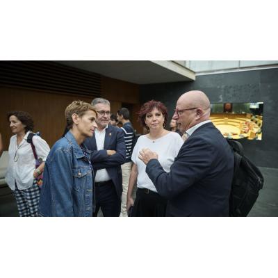 Gimeno amenaza con dejar a familias sin plaza en la concertada si prospera la ley de UPN para evitar el cierre de aulas