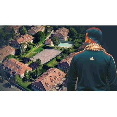 El chalet de lujo que acoge a menas en Navarra tiene jardines privados, piscina y pista polideportiva