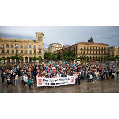 Médicos de Navarra se hartan de Chivite y Domínguez y salen a la calle: "Estamos perdiendo plantilla y calidad asistencial"