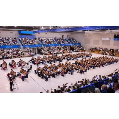 Más de 2.000 personas abarrotan el polideportivo de la UPNA para asistir a un acto con un padrino de excepción