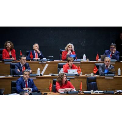 Chivite vuelve a colocarse del lado de sus socios de Bildu en un colorido debate por la Transitoria Cuarta