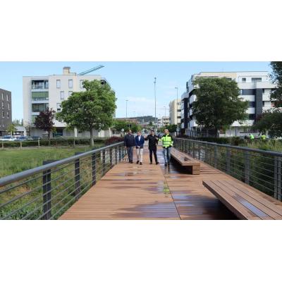 La localidad de Navarra que reabre su pasarela sobre el río tras una reforma de miles de euros